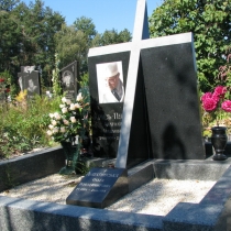 Фото индивидуального памятника на кладбище. Изготовление памятников с цветными портретами в Киеве.