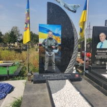 Памятник лётчику ВСУ из гранита по индивидуальному заказу. Фото на кладбище.