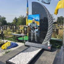 Высота индивидуального памятника из гранита военному лётчику ВСУ: 2 м. 