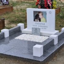 Індивідуальний пам'ятник жінці з білого мармуру.
