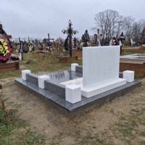 Розміри жіночого пам'ятника на замовлення: 90х70х10 см.