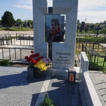 Индивидуальный памятник мужчине из белого гранита. Фото на могилу.