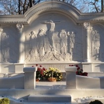 Индивидуальный памятник. Фото мраморного памятника на кладбище.