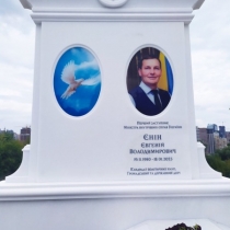 Индивидуальные памятники из мрамора. Фото на кладбище.