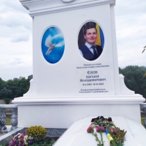 Мужской индивидуальный памятник; высота 2 м.