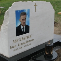 Фото индивидуального памятника. Памятник из рваного камня с цветным портретом на кладбище; фото установленного памятника. Размер мраморного памятника: 120 х 80 х 36 см.