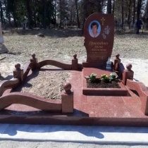 Индивидуальный памятник для женщины. Фото памятника из красного гранита.