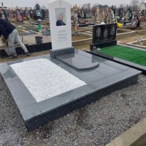 Индивидуальный памятник. Фото на кладбище в Киеве.