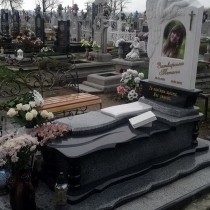 На фото памятник с ангелом. Высота памятника 110 см., глубина памятника 12 см., ширина памятника 70 см.