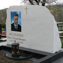 Памятник из мрамора с цветным портретом на фарфоре. Размеры памятника из мрамора 120 х 80 х 36 см. Фото индивидуального памятника из обапола после установки на кладбище.