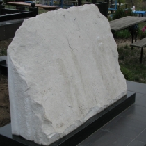 Фото индивидуального памятника из белого мрамора. Размер мраморного памятника: 120 х 80 х 36 см. Фото мраморного памятника, вид сзади.