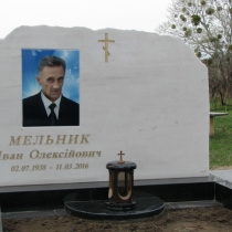 Памятник из белого мрамора из обапола с цветным портретом. Размер мраморного памятника, согласно разработанного проекта. Фотография памятника из белого мрамора в обаполе на кладбище.