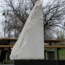 Фото индивидуального памятника из обапола, вид сбоку. Размеры памятника из мрамора, согласно 3д проекта. Доступная цена памятника из мрамора со склада ЧП Прядко в Киеве.