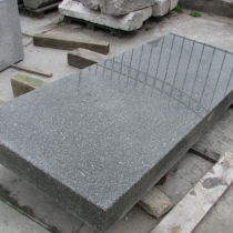 Тумба для колонны из рваного камня фото. Длина надгробной плиты для памятника 2410 мм., ширина надгробной плиты для памятника 920 мм., высота надгробной плиты для памятника 150 мм.