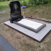 Размеры индивидуального памятника: 90 х 80 х 12 см. Фото на кладбище.