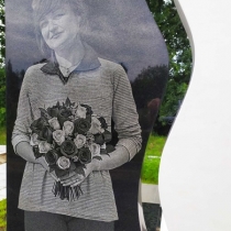 Женский индивидуальный памятник; высота 2 м. Могильный проект матери на заказ.