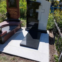 Индивидуальный памятник женщине. Фото на кладбище.