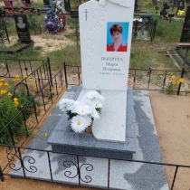 Женский памятник на заказ из мрамора. Фото на кладбище.