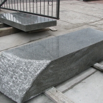 Изготовление колонны из рваного камня фото. Размер колонны для памятника: 2150 х 600 х 400 мм. Цена колонны из рваного камня, согласно 3д проекта памятника.