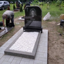 Стоимость мужского памятника по индивидуальному проекту - доступная.