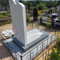 Индивидуальный памятник матери из мрамора. Высота 1,7 м.