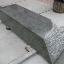 Колонна из рваного камня фото на производстве. Высота колонны для памятника 2150 мм., ширина колонны для памятника 600 мм., толщина колонны для памятника 400 мм.