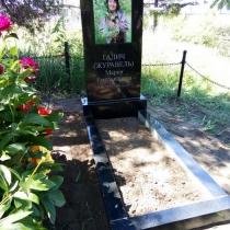 Фото памятника на кладбище. Установленный памятник с цветной фотографией. Цена памятника с цветным портретом - 12 тыс. грн.