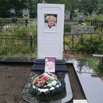 Фото памятника из белого мрамора. Памятник из мрамора женщине с цветным портретом. Высота  мраморного памятника - 180 см.