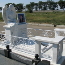 Индивидуальный памятник со скульптурой ангела. Заказать скульптуру ангела - можно с сайта: https://www.grand-ritual.kiev.ua