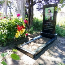 Фото памятника на могиле. Памятник с цветной фотографией. Высота установленного памятника, 140 см.