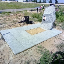 Фото памятника на кладбище. Памятник альпинисту; высота валуна - 108 см. Цена памятника - доступна.