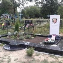 Памятник в мраморе женщине. Высота памятника в мраморе - 180 см. Цена памятника из мрамора - договорная.