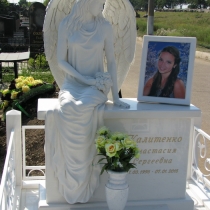 Индивидуальный памятник девушке. Высота скульптуры для памятника - 176 см. Цена памятника девушке - доступна.