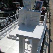 Памятник по индивидуальному заказу. Высота скульптуры девушки - 176 см. Цена скульптуры ангела - доступна.