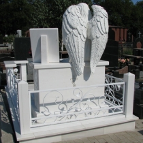 Фото обратной стороны скульптуры. Заказать памятник по индивидуальному проекту - можно в офисе компании.