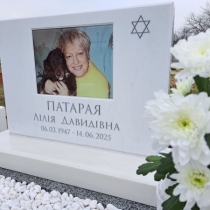 Мармуровий пам'ятник матері за індивідуальним проектом.