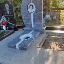 Высота женского памятника 2 м. Фото на кладбище.