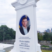 Вариант памятника мужчине в ритуальном комплексе. Фото на могиле.