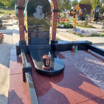  Женский памятник в ритуальном комплексе. Фото на кладбище в Киеве.