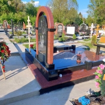 Ритуальный комплекс на кладбище женщине. Размеры проекта: 2,5 х 2,5 м.