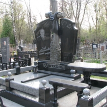 На фото мемориальный комплекс с крестом. Заказать ритуальный комплекс с крестом, можно прямо с нашего сайта. Цена элитного комплекса из гранита, согласно 3д проекта памятника.