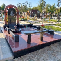Фото ритуального комплекса на кладбище. Высота 1,7 м.