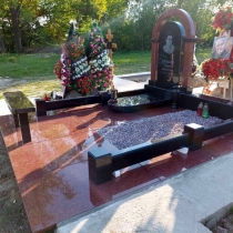 Вариант памятника женщине в ритуальном комплексе. Фото на кладбище.