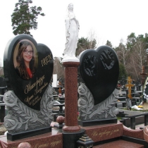 Фото установленной Богородицы на кладбище. Высота статуи Богородицы, 78 см. Производство скульптуры под заказ в Киеве.