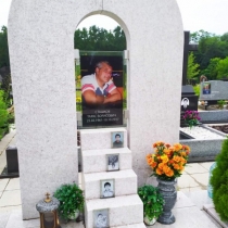 Эксклюзивный памятник мужчине. Фото на кладбище.