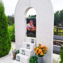 Мужской эксклюзивный памятник с портретом; высота 2 м.