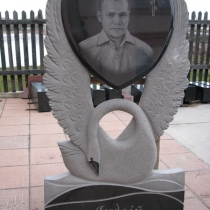 Эксклюзивный памятник из чёрного габбро, размеры 120 х 80 см., цена 25 тыс. грн.