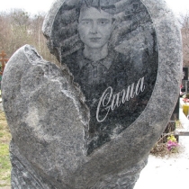 Детский памятник в форме сердца. Фото памятника после изготовления, качественный памятник ребёнку. Заказать детский памятник, по доступной цене, можно в нашем офисе в г. Киеве.