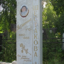 Фото детского памятника в виде колонн. Памятник ребёнку из мраморных колонн, после установки на могилу. Заказ детского памятника качественно, можно оформить после изготовления 3д проекта памятника у нас в офисе.