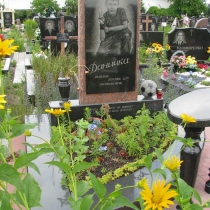 На фото памятник ребёнку с портретом. Фото детского памятника на кладбище в Киеве. Заказать детский памятник в Киеве, можно в нашем офисе. Доступная цена памятника со скульптурой 19 тыс. грн.